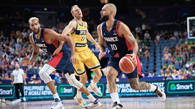 Evans Furnjē ar bumbu spēlē pret Bosniju un Hercegovinu. Foto: FIBA