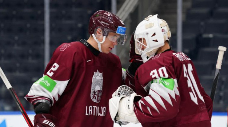 Sandis Vilmanis un Bruno Brūveris. Foto: IIHF.com