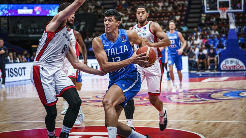 Simone Fontekio (#13) Itālijas uzvarā pār Lielbritāniju ''EuroBasket 2022'' ietvaros. Foto: FIBA