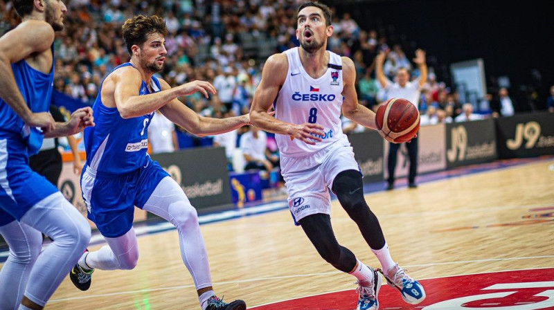 Tomāšs Satoranskis (#8) uzbrūk Izraēlas grozam ''EuroBasket 2022'' pēdējā grupu turnīra spēlē. Foto: FIBA