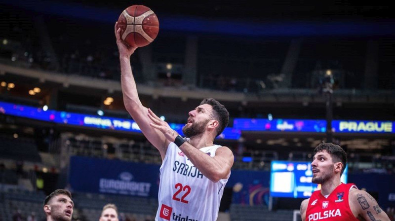 Serbijas izlases basketbolists Vasilija Mičičs uzbrukumā. Foto: FIBA