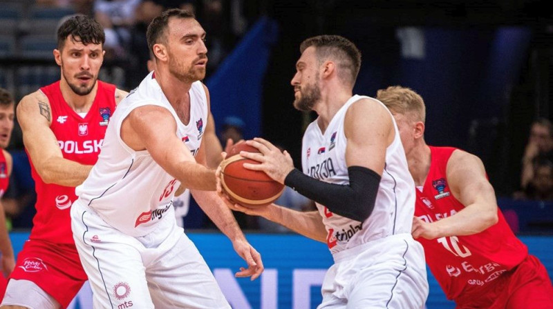 Serbijas izlases basketbolisti Nikola Milutinovs (Nr. 33) un Marko Guduričs uzbrukumā. Foto: FIBA