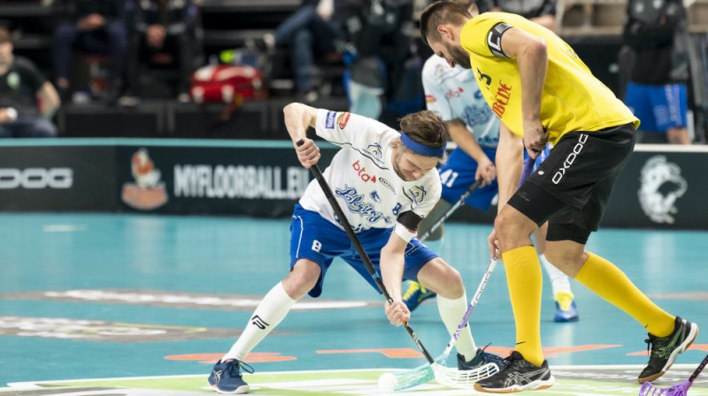 ''Lekrings'' un ''Rubene'' krusto nūjas 2021./2022. gada sezonas finālā. Foto: Ritvars Raits, floorball.lv