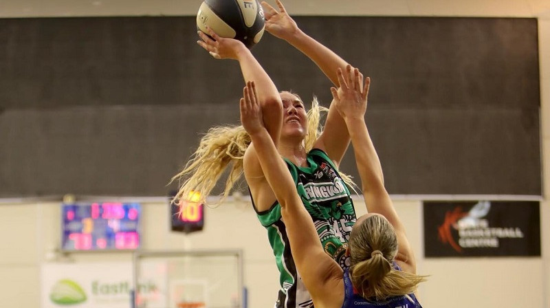 Digna Strautmane cīņā pret Austrālijas valstsvienības spēlētāju Tesu Medženu. Foto: Ringwood Hawks