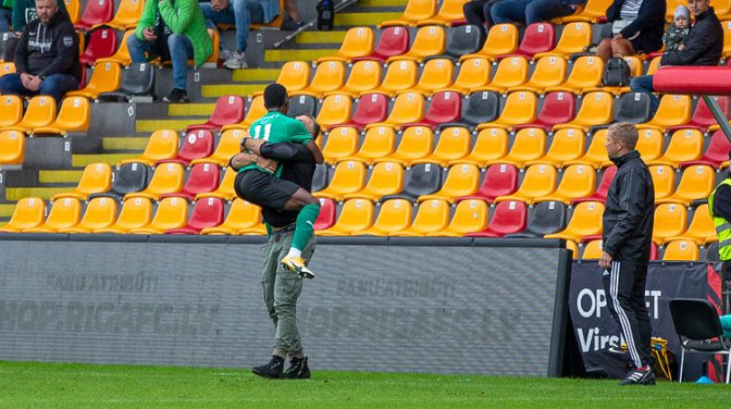 Usenū Niangs un Tomislavs Stipičs svin vārtu guvumu. Foto: Kristians Putniņš/FK "Auda"