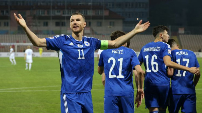 Edins Džeko (#11) un Anels Ahmedhodžičs (#16). Foto: Reuters/Scanpix