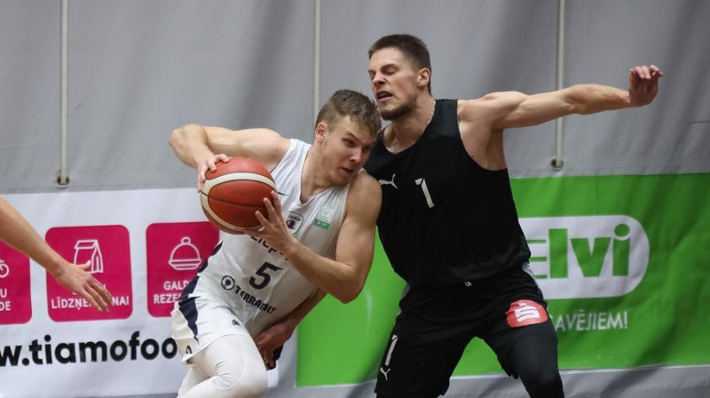 Ojārs Bērziņš ar bumbu. Foto: Liepājas basketbols