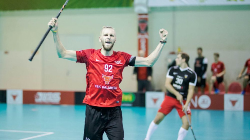 ''Valmieras'' spēlētājs Matīss Salmiņš. Foto: floorball.lv