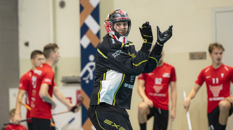 ''Valmieras'' vārtsargs Arvis Rogainis (#1). Foto: Ritvars Raits, floorball.lv