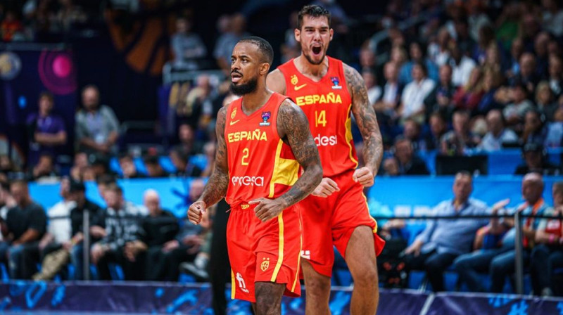 Spānijas izlases līderi Lorenzo Brauns (#2) un Villijs Ernagomess (#14). Foto: FIBA