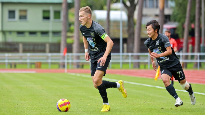 Raimonds Krollis un Masaki Murata. Foto: Jānis Līgats/Valmiera FC