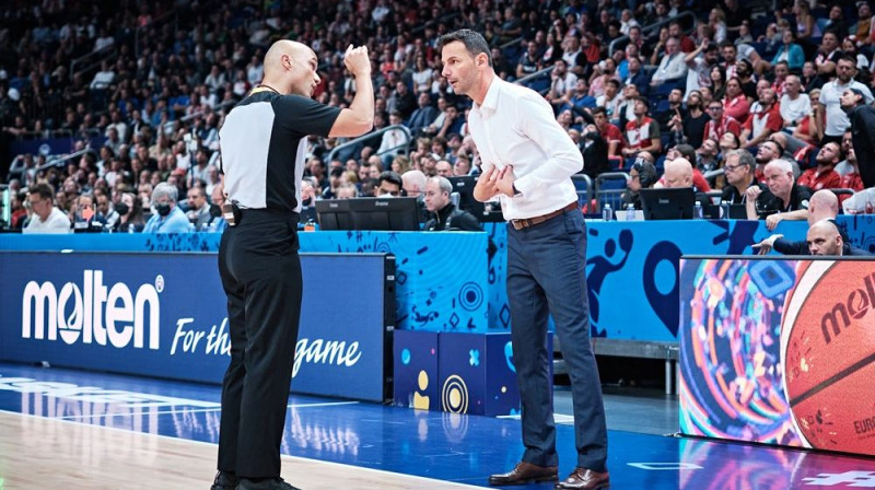 Tiesnešu un treneru diskusijas šajā turnīrā bijušas daudz. Foto: FIBA