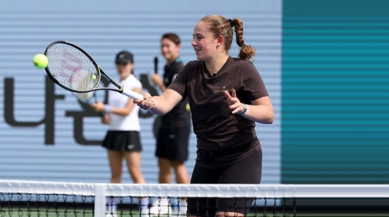 Aļona Ostapenko treniņā pirms starta Seulā. Foto: Yonhap / seoul.co.kr