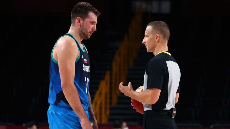 Luka Dončičs un Mārtiņš Kozlovskis. Foto: Reuters/Scanpix