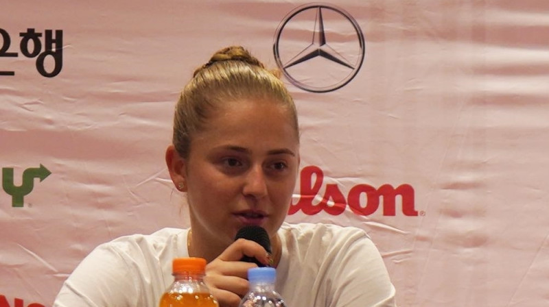 Aļona Ostapenko šodienas preses konferencē. Foto: @wta_atp_koreaopentennis