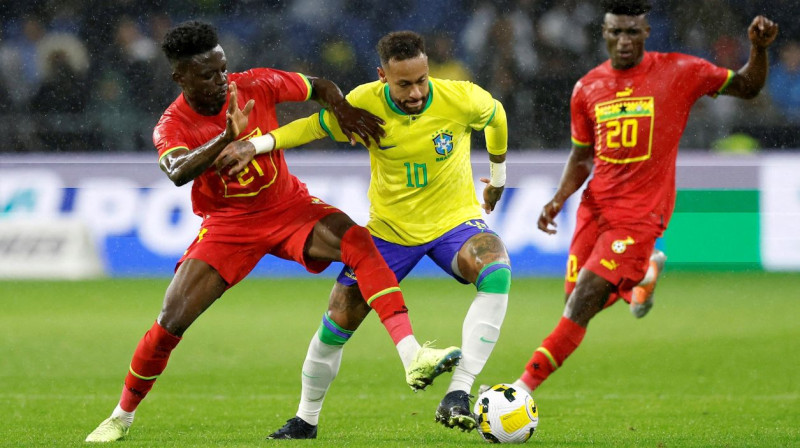 Neimārs ar bumbu Ganas valstsvienības futbolistu ielenkumā. Foto: Benoit Tessier/Reuters/Scanpix