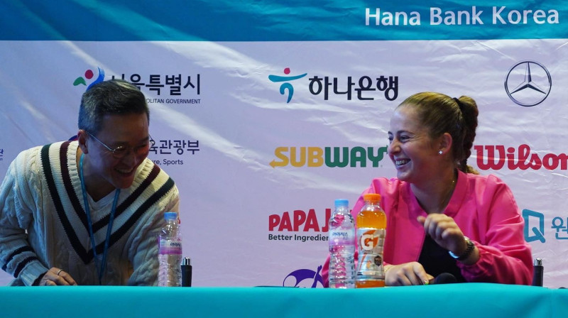 Aļona Ostapenko šodienas preses konferencē. Foto: wta_atp_koreaopentennis