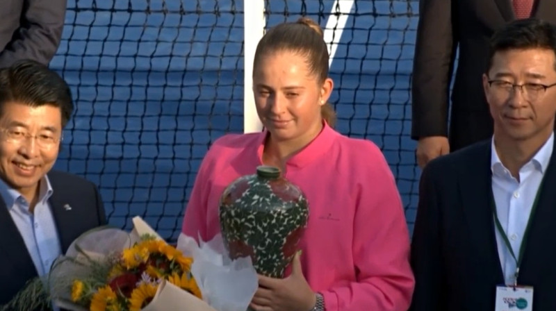 Aļona Ostapenko ar vicečempiones trofeju Foto: T plus / cdn.laola1.live