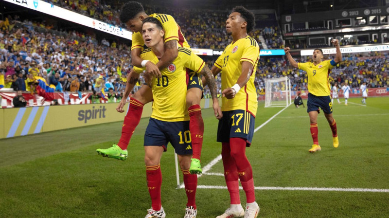 Kolumbijas izlases futbolisti svin Hamesa Rodrigesa vārtu guvumu. Foto: Andres Kudacki/AFP/Scanpix