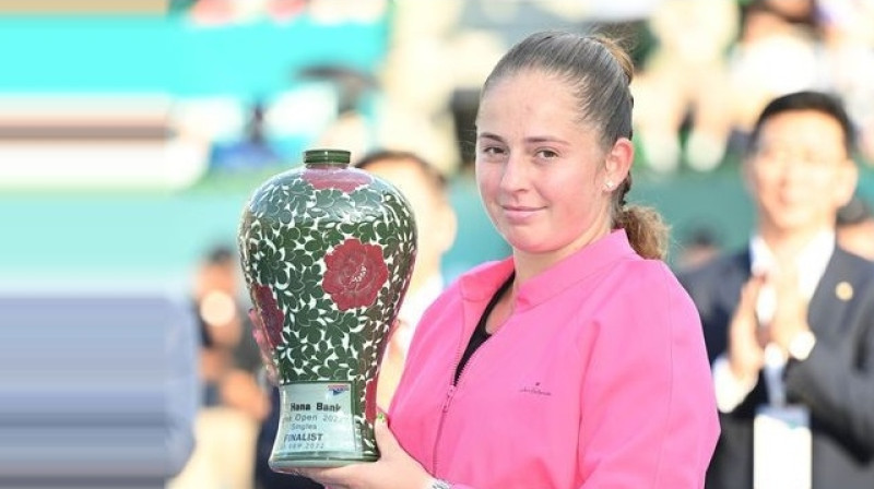 Aļona Ostapenko ar vicečempiones trofeju. Foto: Eun-Jeong Cho / chosun.com