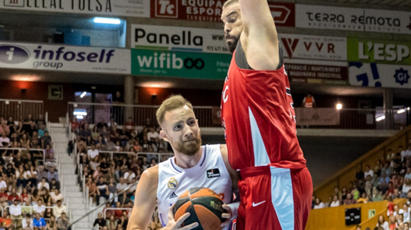 Džanans Musa pret Marku Gazolu. Foto: Real Madrid Baloncesto