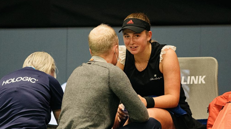 Aļona Ostapenko medicīniskajā pārtraukumā. Foto: Priit Mürk / err.ee