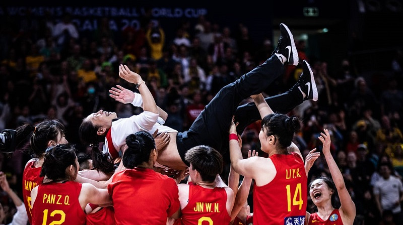 Ķīnas trenere Vei Ženga "septītajās debesīs". Foto: FIBA