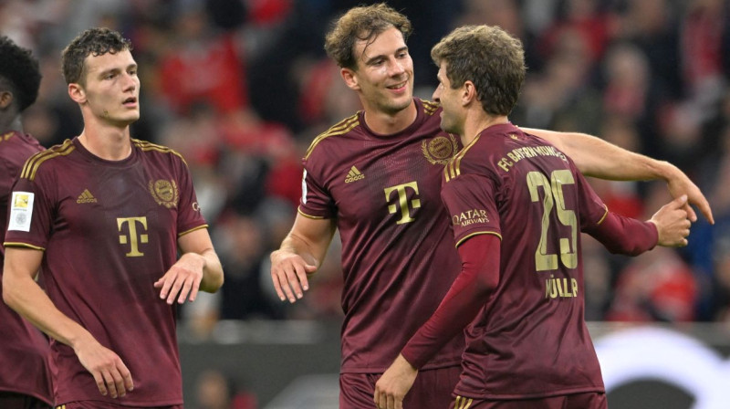 Minhenes "Bayern" futbolisti svin Tomasa Millera vārtu guvumu. Foto: Christof Stache/AFP/Scanpix