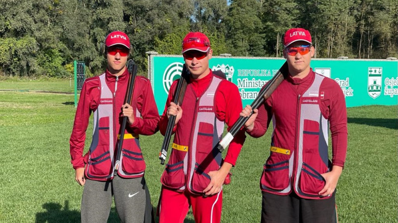 Latvijas junioru komandas dalībnieki. Foto: Latvijas Šaušanas federācija.