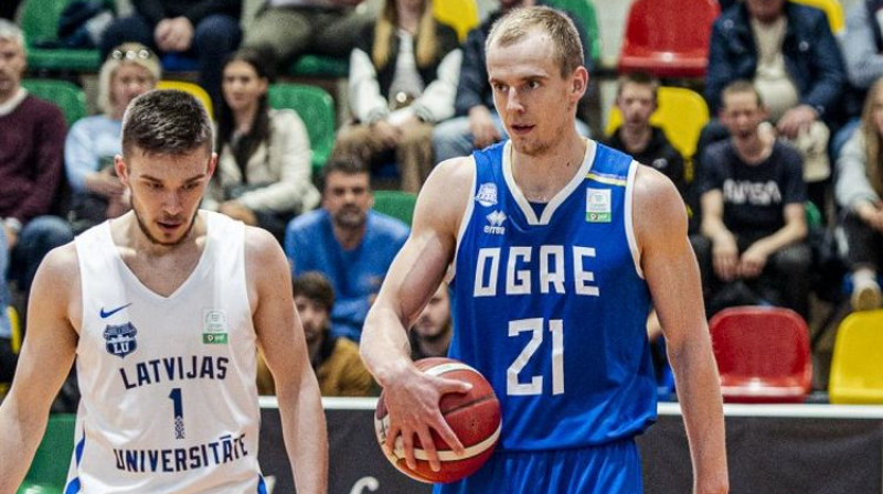 Ričards Vitoļskis un Kristaps Dārgais. Foto: basket.lv