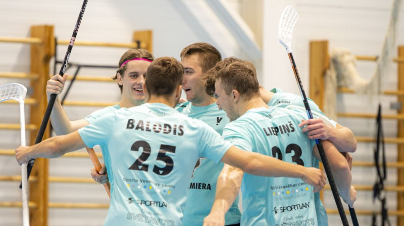 ''Valmieras'' florbolisti svin vārtu guvumu. Foto: floorball.lv