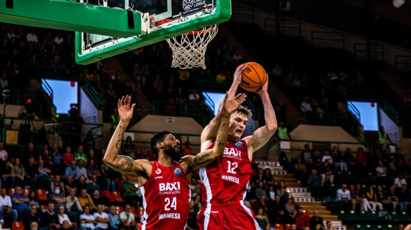 Mārcis Šteinbergs (#12) un Markuss Lī (#24) mačā pret "Limoges". Foto: FIBA