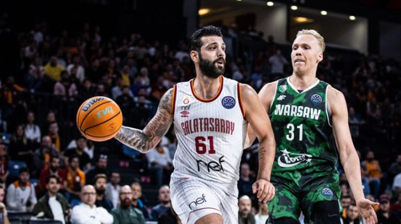 Geksenins Keksals pret Jāni Bērziņu. Foto: FIBA