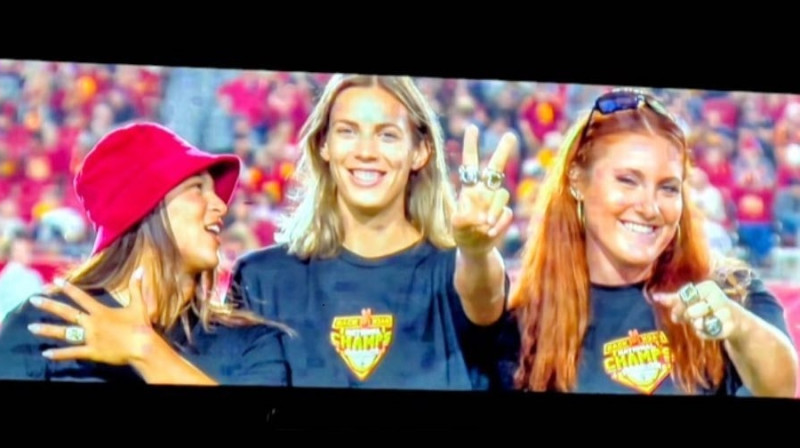 Sannija Vilapando, Tīna Graudiņa un Keitlina Kamingsa stadionā uz lielā ekrāna. Foto: @caitlincummingss / USC Beach Volleyball