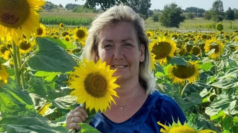 Sporta skolotāja Rita Pučekaite saulespuķu laukā Polijā. Foto: no R. Pučekaites arhīva