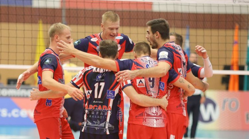 Kristaps Šmits (#9) ar komandas biedriem. Foto: CEV