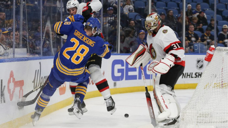 Zemgus Girgensons (#28) Bufalo ''Sabres'' pirmajā regulārās sezonas spēlē pret Otavas ''Senators''. Foto: AP/Scanpix