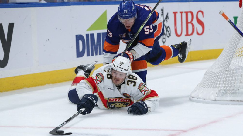 Rūdolfs Balcers (#38) cīņā par ripu pret Ņujorkas ''Islanders''. Foto: USA TODAY Sports/Scanpix