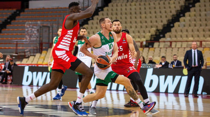 Rolands Šmits uzbrukumā Pirejas "Olympiacos" grozam. Foto: BC Žalgiris Kaunas