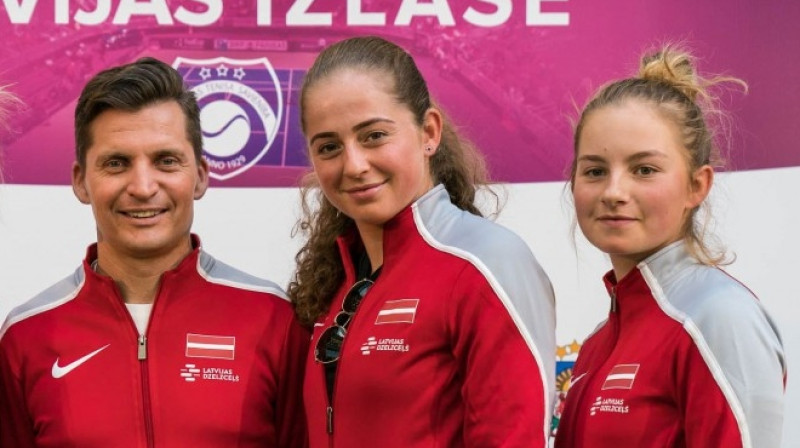 Komandas kapteinis Adrians Žguns, Aļona Ostapenko, Daniela Vismane. Foto: Latvijas Tenisa savienība