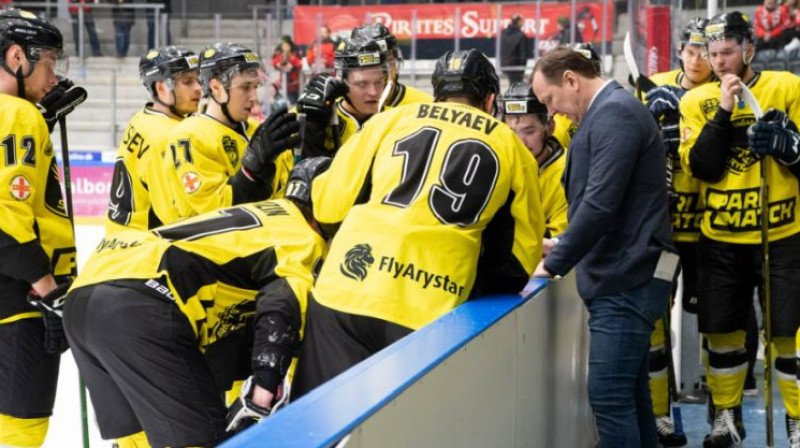 Pēteris Skudra ar komandu. Foto: Svend Christensen/IIHF.com