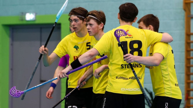 Kocēnu "Rubenes" florbolisti svin vārtu guvumu. Foto: Ritvars Raits, floorball.lv