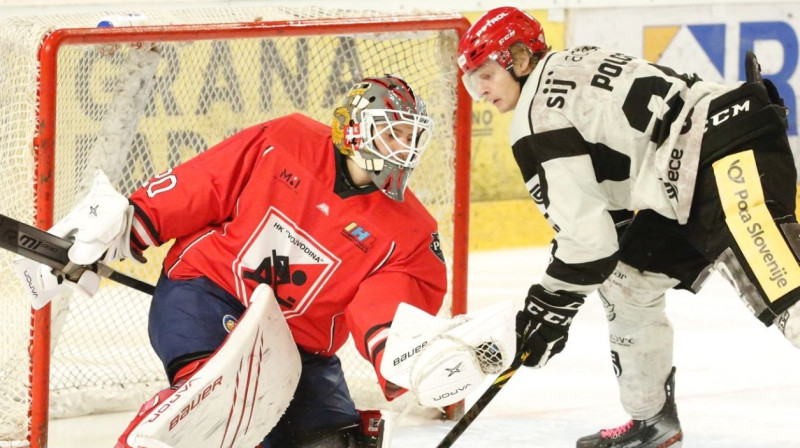 Rūdolfs Polcs Novisadas "Vojvodina" vārtu priekšā. Foto: Serena Fantini/IIHF