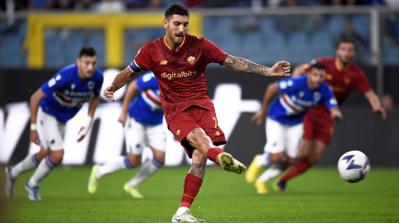 "Roma" futbolists Lorenco Pelegrīni veicot 11 metru soda sitienu. Foto: Nicolo Campo/Imago Images/Scanpix