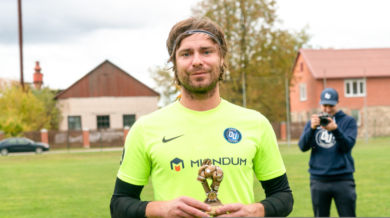 Futbola vārtsargs Mārcis Bormanis ar labākā vārtsarga balvu. Foto: LFF arhīvs