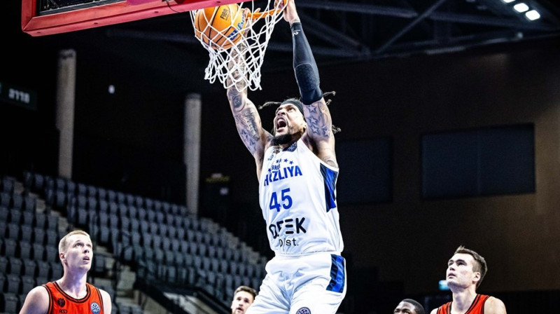 Herzlijas "Bnei Ofek Dist" basketbolists Džuliāns Gembls bumbu triec grozā. Foto: FIBA