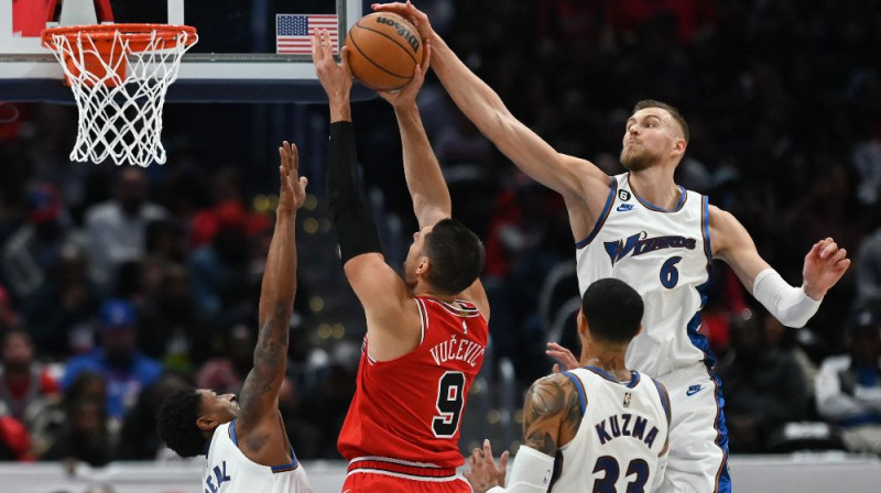 Kristaps Porziņģis (#6) bloķē Nikola Vučeviča (#9) metienu. Foto: USA TODAY Sports/Scanpix