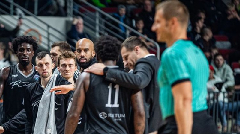 Jānis Gailītis kopā ar Glenu Kouziju. Foto: Mikus Kļaviņš/FIBA