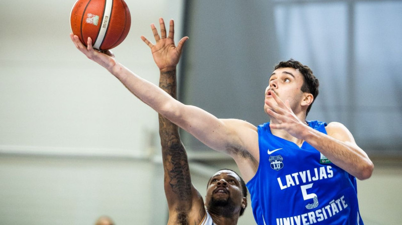 Latvijas Universitātes basketbolists Reinis Avotiņš uzbrukumā grozam. Foto: LU Basketbols