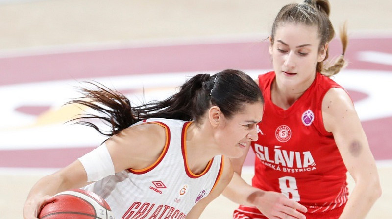 Ieva Pulvere pret Mihaelu Grigerovu 2022. gada 26. oktobrī. Foto: Galatasaray